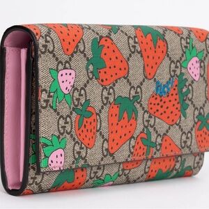 Gucci Authentic Wallet Strawberry Print Beige GG Round Zipper Size 4”x7.75”x1”